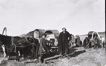 Mamen og hans fetter Alfred Rustad reiste med båt og tog fra Oslo til Urga. Fra den russisk-mongolske grensen reiste de med Troikaer, som kan sees på fotografiet, sovende i lokale gers underveis. Da han for første gang krysset grensen til Mongolia, skrev Oscar: 'På den dagen, 18. oktober 1911, ville jeg aldri ha drømt om at jeg skulle tilbringe de beste årene av mitt liv i Mongolia, at jeg skulle oppleve den ene store forandringen etter den andre i det landet, at jeg skulle krysse det flere ganger langs ulike ruter fra nord til ut, fra øst til vest.'