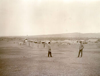 (UEMF09893_159) Utsikt mot Urga mot øst. Den 16. juni 1913 fotograferte Mamen sin venn Zaparin, hans lærer i russisk som også jobbet ved Mongolor Goldmine-kontoret, og en russisk besøkende forsker. Hans bildetekst lyder 'Kinesisk fort', som refererer til Manchu-kasernen i bakgrunnen; de ble bygget i 1911, men overtatt av mongolene 4. desember samme år som en del av den mongolske revolusjonen. I bakgrunnen kan man se Ganden-klosterkomplekset.