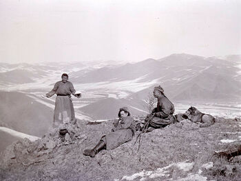 (UEMF09893_076) Mamens stallgutt Orta, en russer ved navn Shelkunoff, og Lobsan på jakttur til Baying Tsurkh 12. mars 1913. Mamen fikk sitt første gevær i 1892, da han var syv år gammel. Han vokste opp med jakt sammen med sin eldre bror, far og mannlige familievenner i Norge. I Mongolia fikk Mamen glede av å jakte sammen med mongolske og russiske venner. Baying Tsurkh var et av Mamens vanlige jaktsteder. I dagbøkene sine beskriver Mamen turene til fjellene og slettene i kjærlige ordelag, som «utrolig vakkert» og «spektakulært»; dess høyere han red, «ble fjellene villere, og naturen mer praktfull».