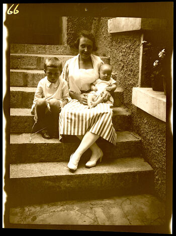 (UEMf09894_566) Oscar Mamen giftet seg med Karen Oulie Hansen i 1915. Deres første sønn Oscar ble født i 1916, deres andre sønn Odd i 1921. Frem til 1927 bodde familien i Urga og i Tianjin, Kina. Etter et svekket revolusjonært Russland i 1917, benyttet Kina anledningen til å ta makten i Urga mot slutten av 1919. I mars 1920 klaget Mamen: "Siden kineserne tok over styret i dette landet (...) må man ha lommene fulle av pass og tillatelser for å bære våpen, og selv da er det sannsynlig at man blir beskutt fra en ekstern militærpost eller patrulje." Med hjelp og opplæring fra russiske bolsjeviker gjenvant den mongolske hæren makten 5. august 1921. Mongolia og Russland (kjent fra 1922 som Sovjetunionen) undertegnet en vennskapstraktat i november samme år. Da Mamen vendte tilbake til Urga i 1922, hadde Mongolia etablert en sosialistisk ettpartistat, ledet av Det mongolske folkepartiet (MPP). Bogd Khaan beholdt rollen som symbolsk statsoverhode frem til han døde i 1924. Da ble Mongolia omdøpt til Den mongolske folkerepublikken (MPR) og Urga ble skulle hete Ulaanbaatar. Karen forlot Asia i 1927, og ekteskapet var over. I 1947 kom hun til Mamen i Tanzania sammen med deres første sønn, Oscar, Oscars kone, Elsa, og senere deres tre barn, Per, Ellen og Stein Mamen.