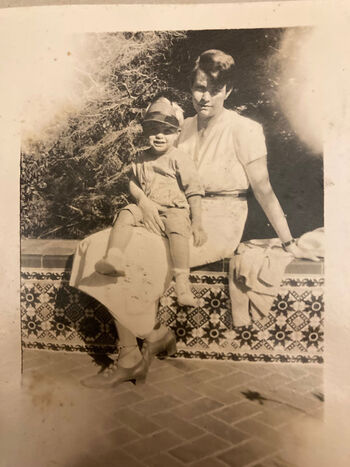 Ethel Lindgren med sønnen John, født i 1930, fotografert i USA da Ethel og Oscar hadde permisjon fra feltarbeid.