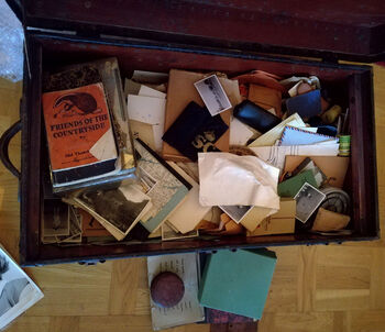 I 1979 eller 1980 ble den britiskfødte manuskriptjegeren Don Tumasonis vist Oscar Mamens manuskript fra 1933–1937 av en bibliotekar ved MCH (den gang Etnografisk Museum). Han kontaktet Paul Heyer, en ledende amerikansk mongolist på den tiden, for å gjennomgå manuskriptet med tanke på publisering. Heyer avslo, han mente det var av liten akademisk interesse. Tumasonis glemte aldri manuskriptet, og husket det mange år senere da han deltok på en minikonferanse om Ethel Lindgren i 2015. En Cambridge-stipendiat på konferansen, som han hadde møtt på 1980-tallet, viste interesse, og Tumasonis lovet å gjøre en innsats for å prøve å finne finne manuskriptet. Etter tilfeldig å ha ringt norske personer med etternavnet Mamen i Norge, nådde Tumasonis til slutt Stein Mamen, Oscar Mamens barnebarn, i midten av august 2015. Da han hørte Stein Mamen snakke om reisekoffertene fulle av bestefarens eiendeler, som han hadde lagret i garasjen, innså Tumasonis at dette kunne være et betydelig funn. Han kontaktet Gro Ween ved Kulturhistorisk museum for å avtale et besøk hos Stein Mamen. Ved et andre besøk i januar 2016 inviterte Tumasonis og Ween forskere fra Cambridge og Aberdeen til å bli med. Den 14. februar 2017 ble kontrakten mellom familien Mamen og Kulturhistorisk museum signert. Flere kofferter med gamle fotografier, brev, dagbøker og andre notater etterlatt av familien ble til ‘Mamen-samlingen’.