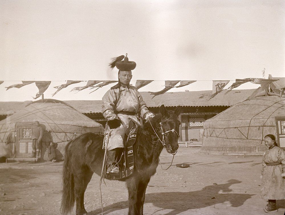 (UEMf09893_025) Lobsan var Mamens husvert, jaktkamerat og beste venn i Urga. Som medlem av adelsklassen tjente han den nyopprettede mongolske regjeringen i 35 år. Han hadde ulike stillinger, blant annet tollminister. Lobsan lærte Mamen mongolsk og introduserte ham for andre adelsmenn, høytstående munker, ministre og Bogd Khaan, som førte til at Mamen tok del i den mongolske regjeringens innsats for å få sin uavhengighet ratifisert. Mamen hjalp til med å oversette og levering av brev til utenlandske ambassader.