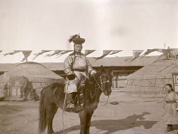 (UEMf09893_025) Lobsan var Mamens husvert, jaktkamerat og beste venn i Urga. Som medlem av adelsklassen tjente han den nyopprettede mongolske regjeringen i 35 år. Han hadde ulike stillinger, blant annet tollminister. Lobsan lærte Mamen mongolsk og introduserte ham for andre adelsmenn, høytstående munker, ministre og Bogd Khaan, som førte til at Mamen tok del i den mongolske regjeringens innsats for å få sin uavhengighet ratifisert. Mamen hjalp til med å oversette og levering av brev til utenlandske ambassader.