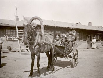 (UEMf09893_194) Lobsans mor sammen med noen av barna hans, pyntet til Tsam-feiringen 9. juli 1913.