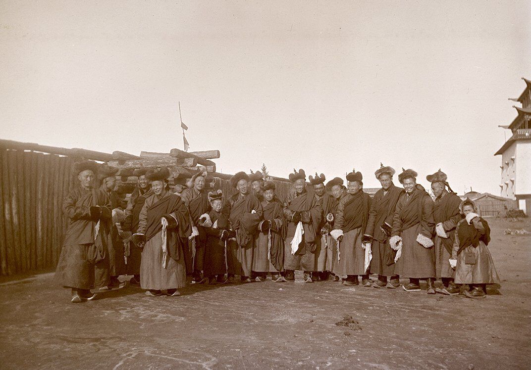 (UEMf09893_007) Munker utenfor  buddhistiske Gandantegchenlin i anledning nyttårsfeiringen 7. februar 1913. Ifølge Krisztina Teleki og Zsuzsa Majer (og også Mamen) kunne lekfolk som Mamen bare få tilgang til komplekset én dag hver sommer. Mamen ble sluppet inn i februar og tok dette bildet, noe som igjen vitner om god fotografisk tilgang.
