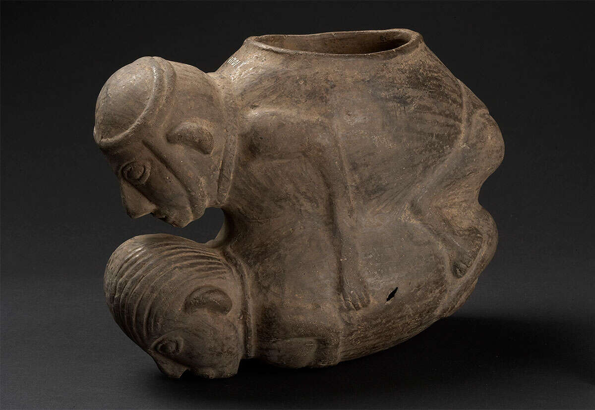 (UEM10154) Bolle i form av et par som har sex. Seksuelle motiver er relativt vanlige i prekolumbisk keramikk fra Peru, men forkommer hyppigst hos Moche. Chimú, 1000 – 1470, Peru.