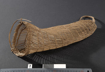(UEM12206)&amp;#160;Fiskefelle. Materiale: Ville sukkerrør.&amp;#160;Lengde: 38 cm, diameter: 14,8 cm.