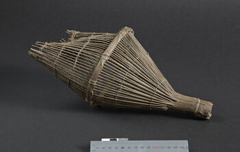 (UEM20874)&amp;#160;Fiskefelle. Materiale: Bambus. Lengde: 35 cm, diameter: 52 cm.