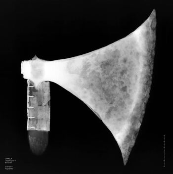 Bredøksen fra Langeid. To røntgebilder kombinert for å gi en mest mulig informativt oversikt over øksens indre konstruksjon. Røntgenfoto: Vegard Vike, KHM/UiO.