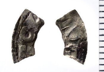 Fragment av sølvmynt (C58882/1). Angelsaksisk penny preget under Æthelred II (978-1016 e.Kr.). Foto: Vegard Vike, KHM/UiO.