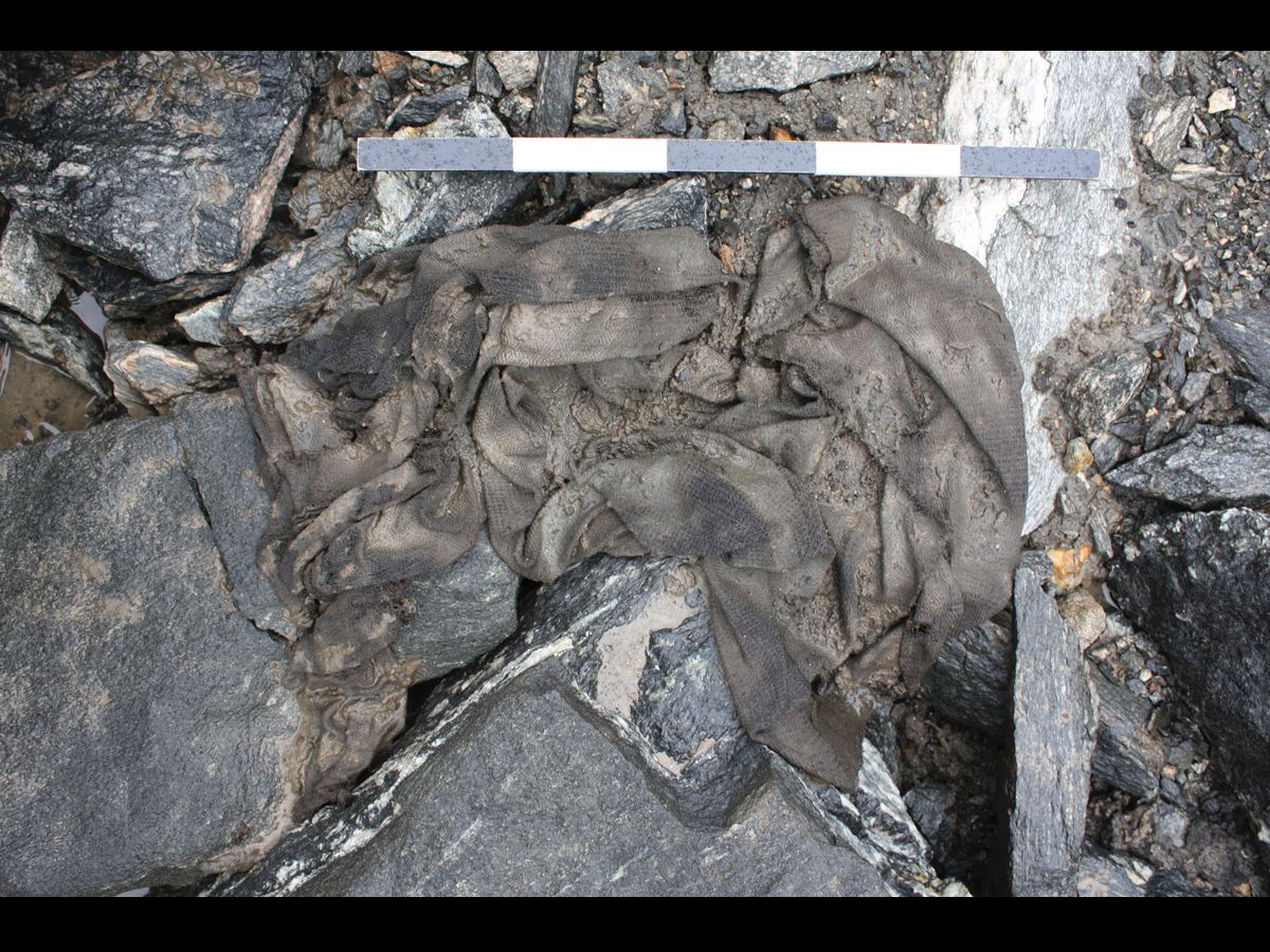 Kjortelen fra Lendbreen slik den ble funnet høsten 2011, sammenkrøllet og smeltet fram av isen.&amp;#160;